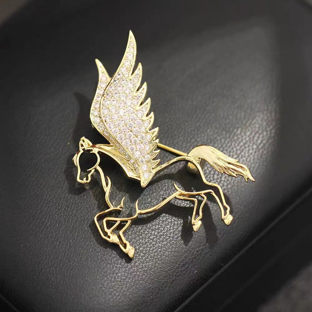 Squisita spilla a forma di Pegaso con diamanti scavati - D'oro - image 0