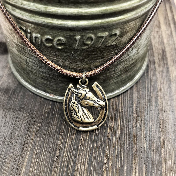 Collana con ciondolo in metallo con motivo a ferro di cavallo e testa di cavallo vintage - image 3