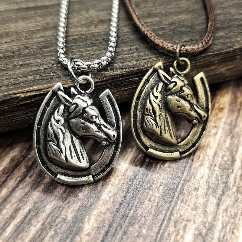 Collana con ciondolo in metallo con motivo a ferro di cavallo e testa di cavallo vintage - image 0