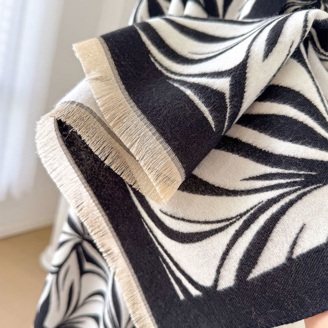 Sciarpa scialle nera e bianca con motivo a foglie, elegante e invernale, da donna - image 2