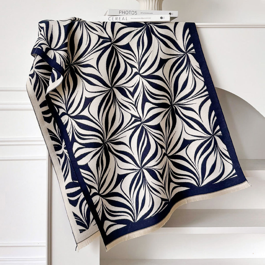 Sciarpa scialle nera e bianca con motivo a foglie, elegante e invernale, da donna - image 5