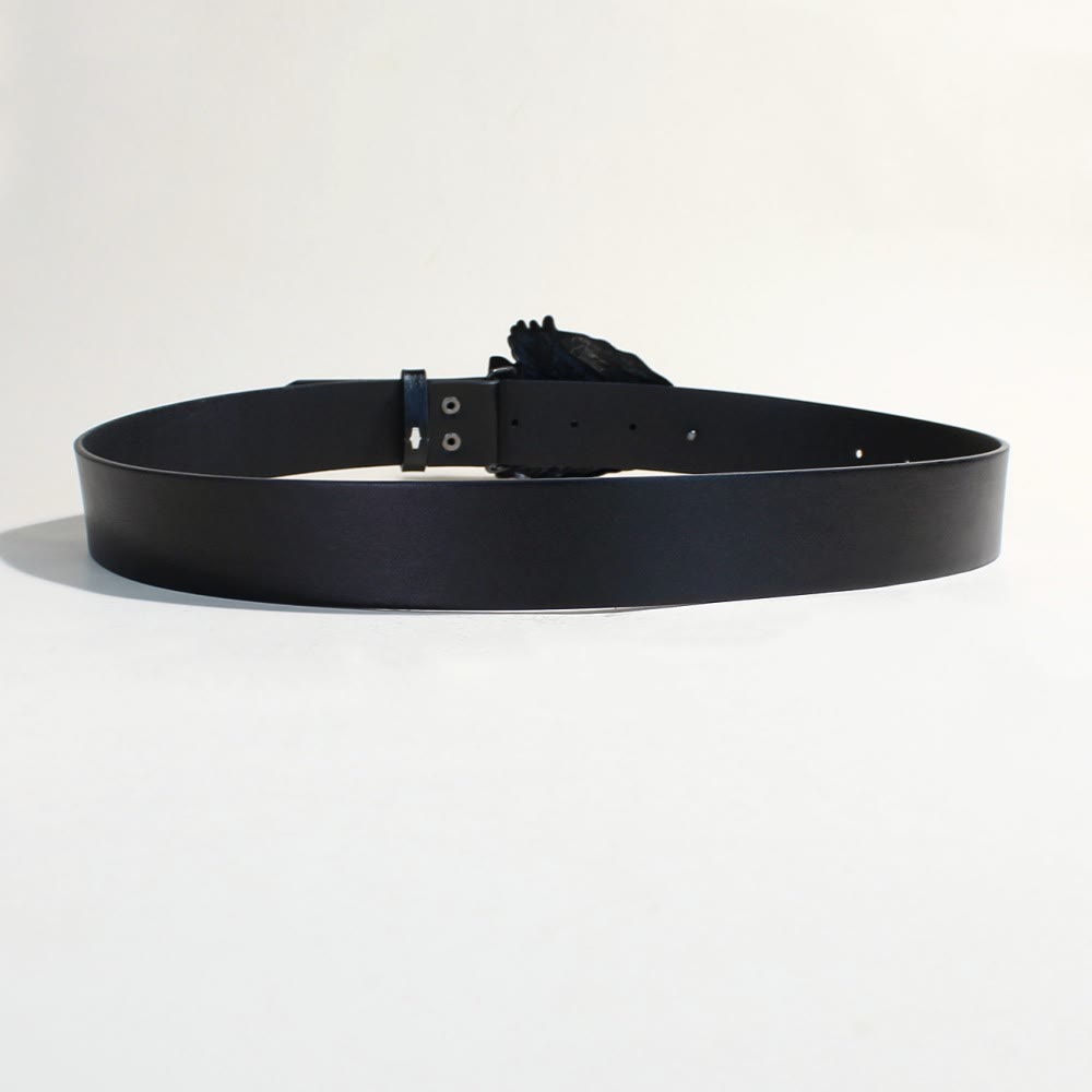 Cintura nera con rivetti in metallo e fibbia triangolare retrò con aquila - image 6