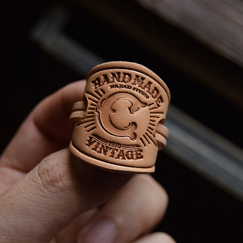 Fazzoletto da taschino retrò con motivo multiplo e fibbia a lettera - image 4