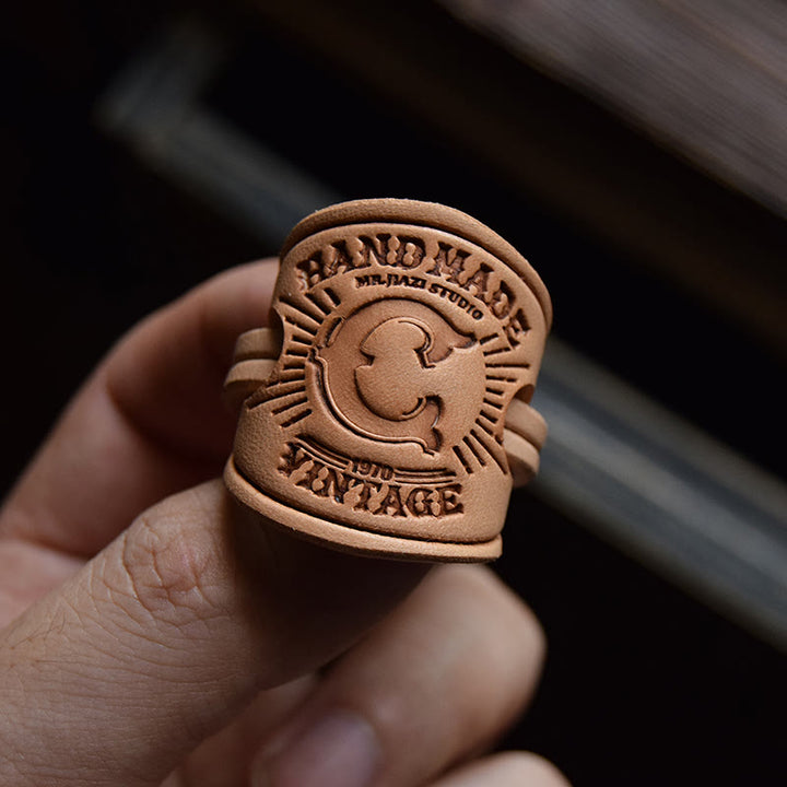 Fazzoletto da taschino retrò con motivo multiplo e fibbia a lettera - image 4