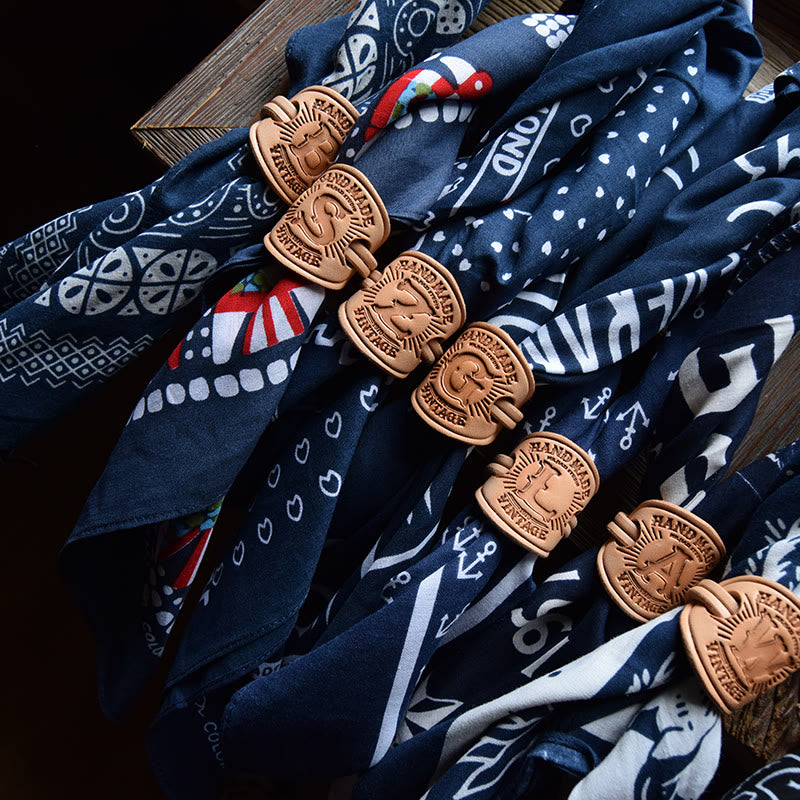 Fazzoletto da taschino retrò con motivo multiplo e fibbia a lettera - image 0