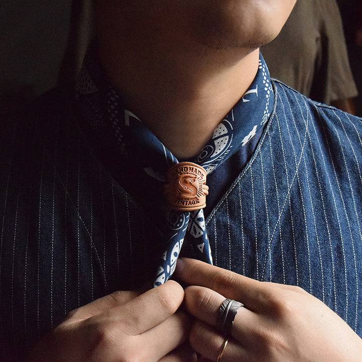 Fazzoletto da taschino retrò con motivo multiplo e fibbia a lettera - image 1