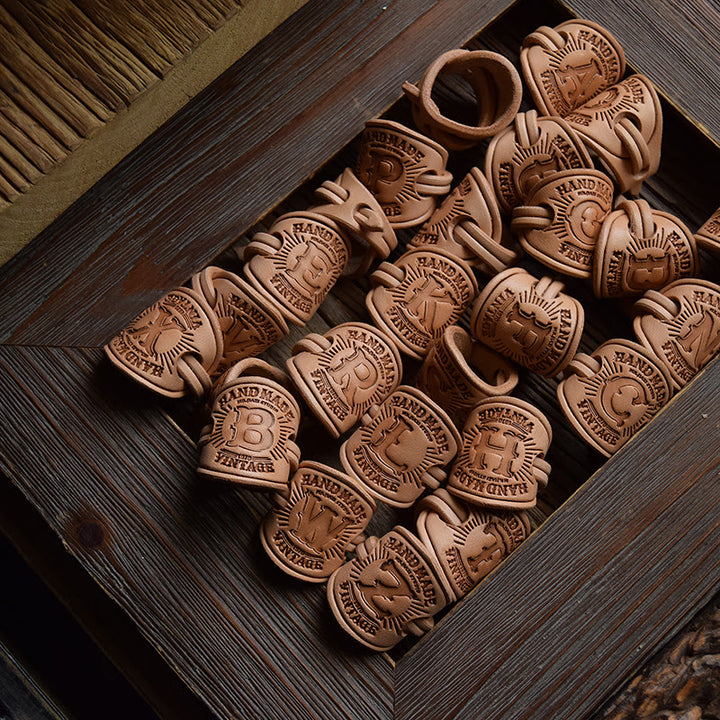 Fazzoletto da taschino retrò con motivo multiplo e fibbia a lettera - image 3