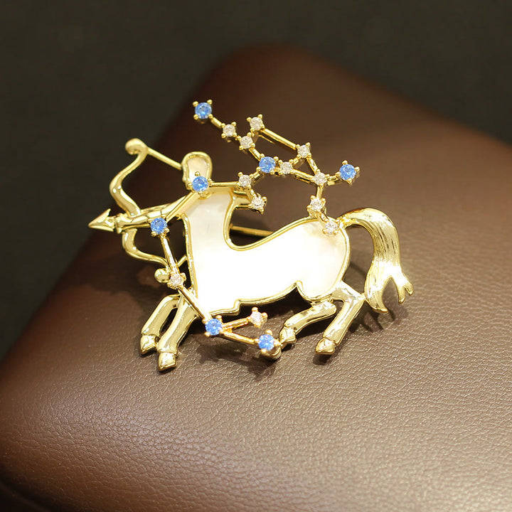 Spilla in oro con 12 costellazioni in madreperla e cristallo blu - Sagittario - image 16
