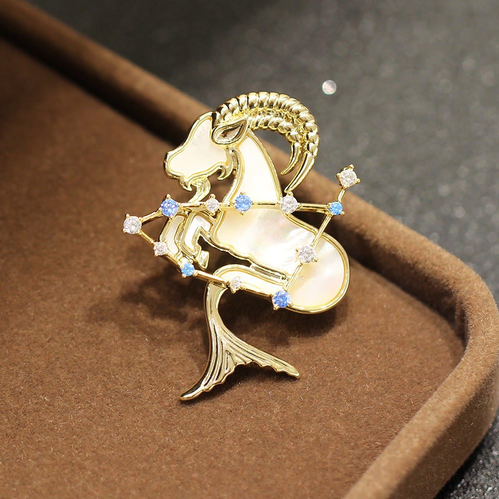 Spilla in oro con 12 costellazioni in madreperla e cristallo blu - Capricorno - image 18
