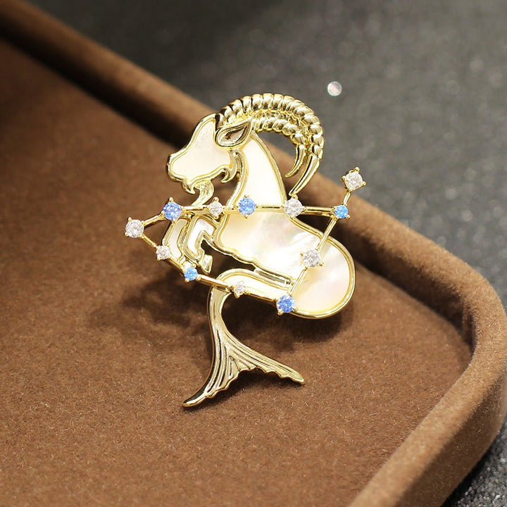 Spilla in oro con 12 costellazioni in madreperla e cristallo blu - Capricorno - image 18
