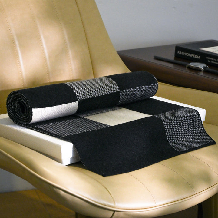 Sciarpa invernale versatile e accogliente da uomo, a quadri bianchi e neri - image 1