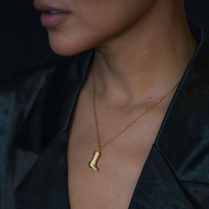Collana con ciondolo a forma di stella con stivale da cowboy dorato in stile western - image 3