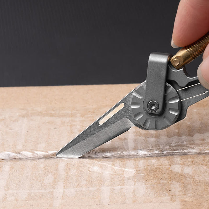 Portachiavi da arrampicata con coltello pieghevole in lega di titanio - image 1