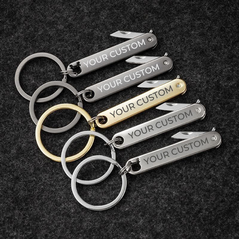 Portachiavi personalizzato con mini coltello pieghevole e testo inciso - image 1