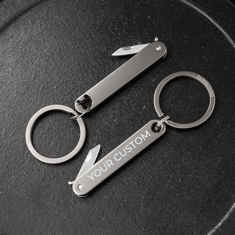 Portachiavi personalizzato con mini coltello pieghevole e testo inciso - image 4