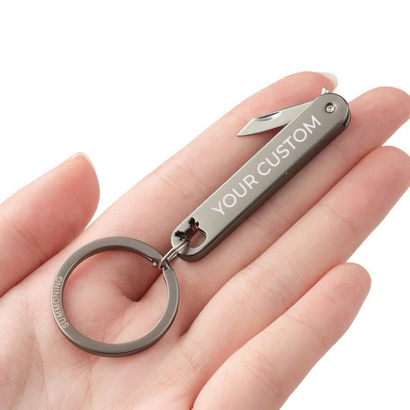 Portachiavi personalizzato con mini coltello pieghevole e testo inciso - image 3