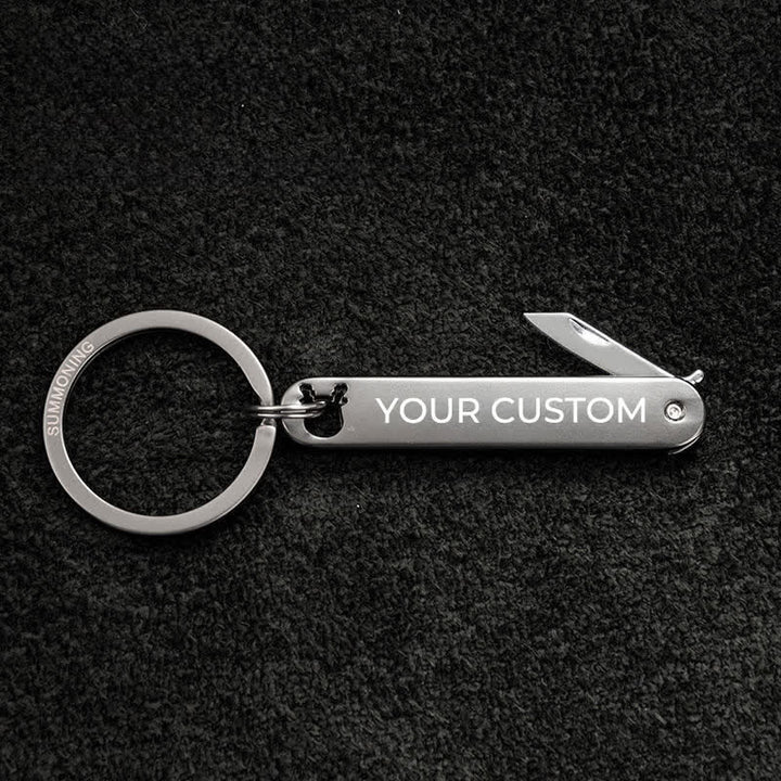 Portachiavi personalizzato con mini coltello pieghevole e testo inciso - Cervo grigio - image 7