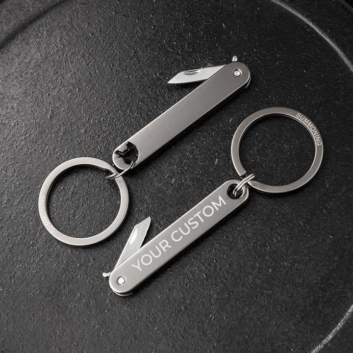 Portachiavi personalizzato con mini coltello pieghevole e testo inciso - image 4