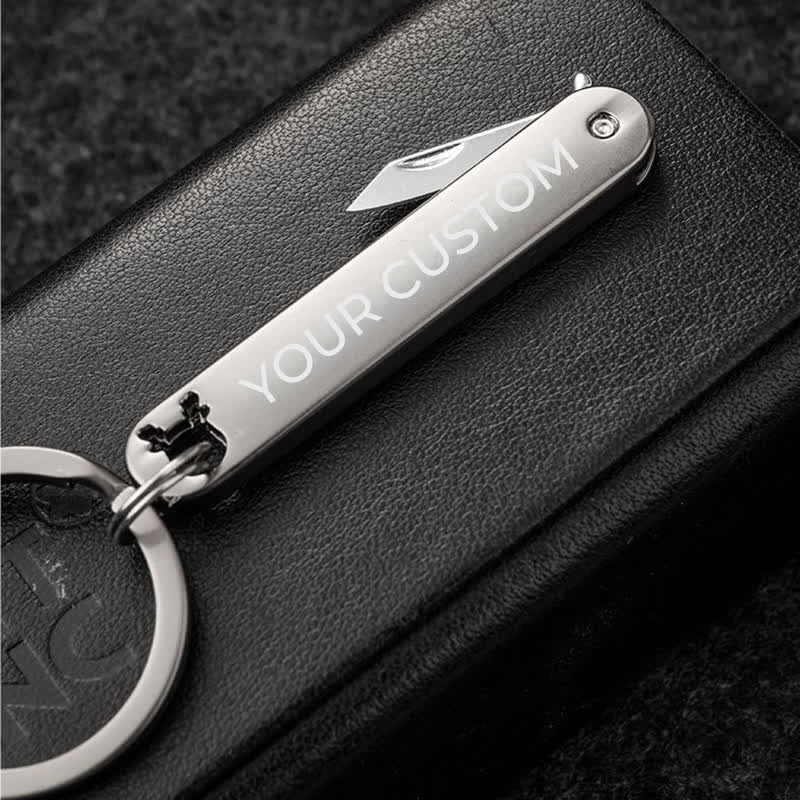 Portachiavi personalizzato con mini coltello pieghevole e testo inciso - image 5