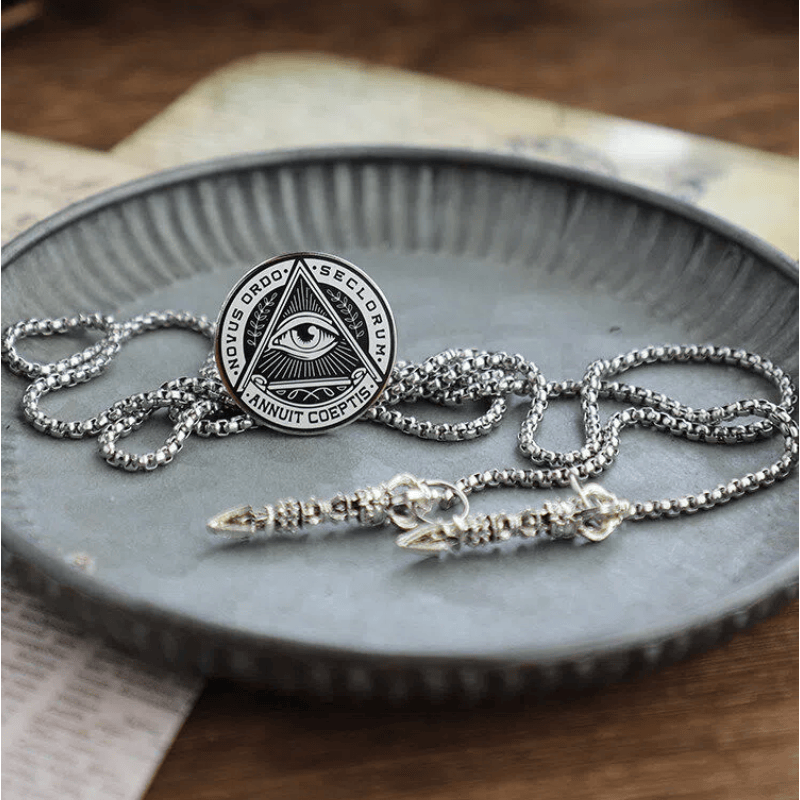 Cravatta Bolo in metallo vintage con iscrizione latina "Occhio della Provvidenza" - image 1