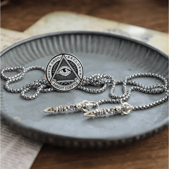 Cravatta Bolo in metallo vintage con iscrizione latina "Occhio della Provvidenza" - image 1