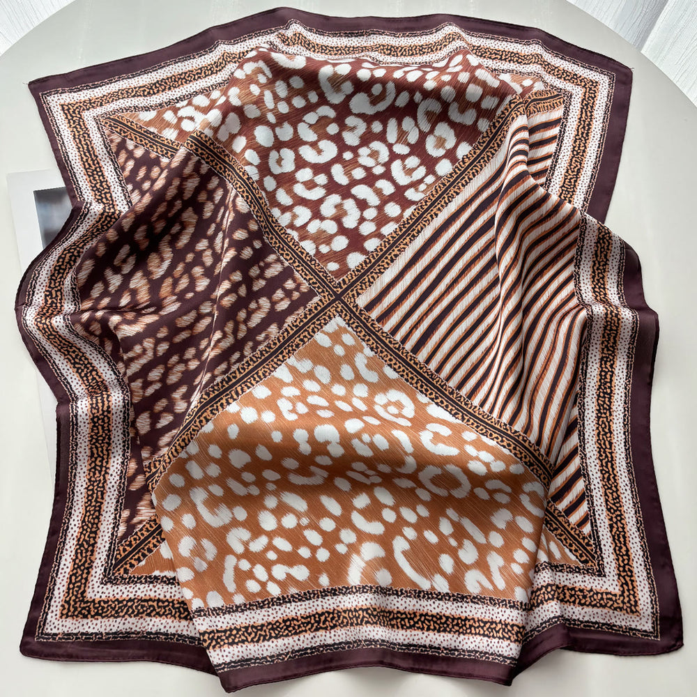 Sciarpa quadrata in seta con motivo misto retrò da donna - image 1