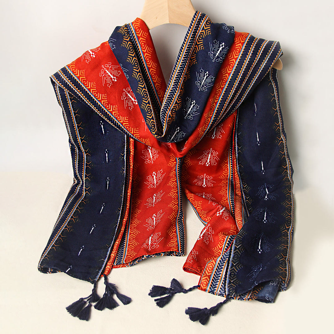 Sciarpa da donna con motivo etnico bicolore e nappe - image 0