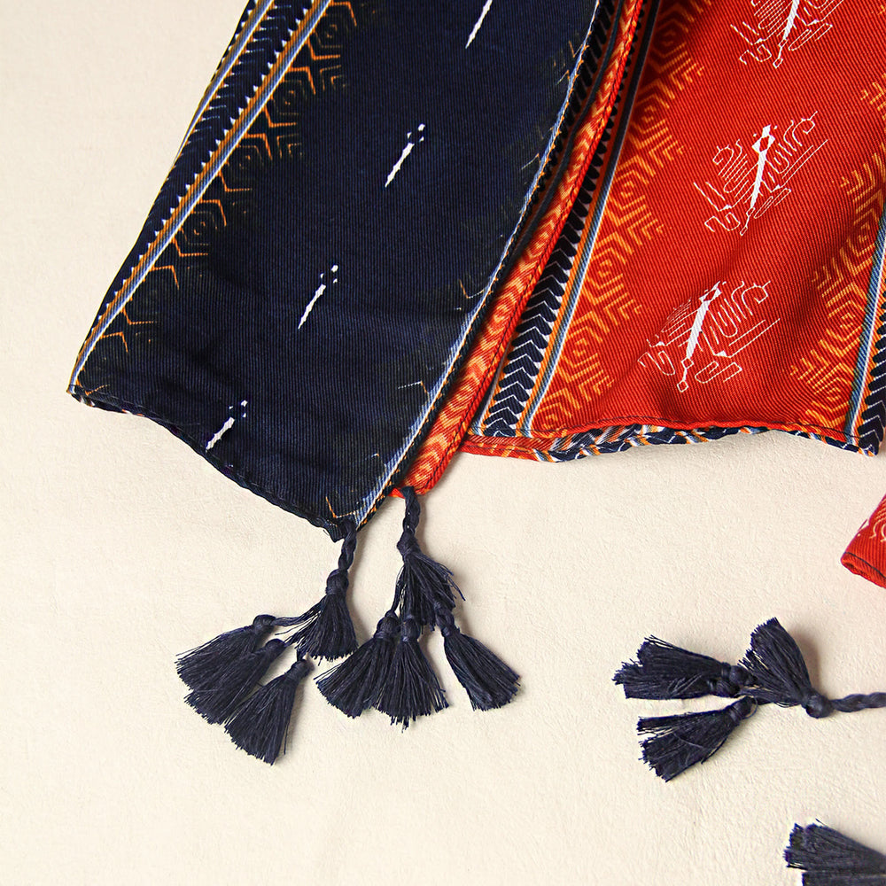 Sciarpa da donna con motivo etnico bicolore e nappe - image 1