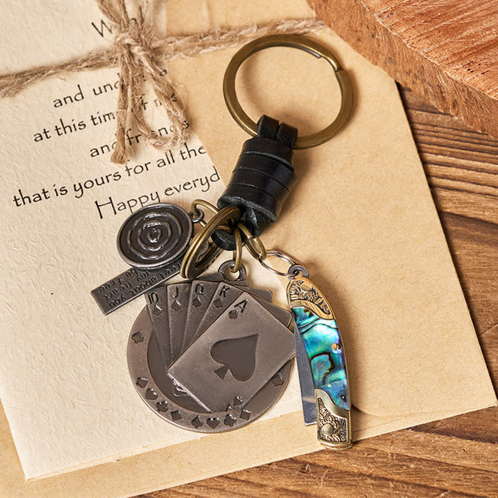 Portachiavi con ciondolo retrò da poker e coltello pieghevole con texture a conchiglia - image 1