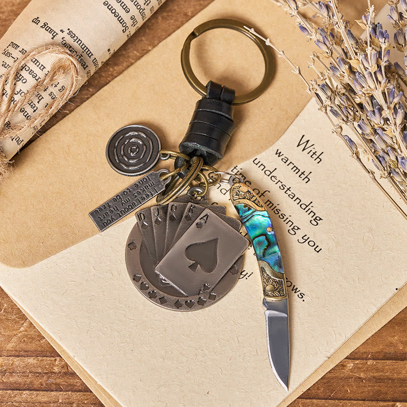 Portachiavi con ciondolo retrò da poker e coltello pieghevole con texture a conchiglia - Poker - image 0