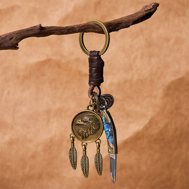 Portachiavi con coltello pieghevole a forma di testa d'aquila retrò, con ciondolo rotondo e texture a conchiglia - image 3