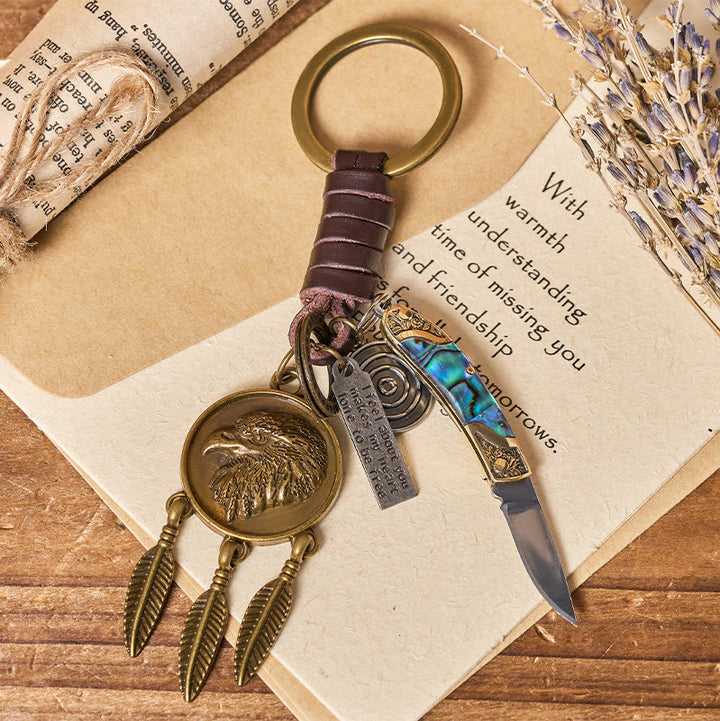 Portachiavi con coltello pieghevole a forma di testa d'aquila retrò, con ciondolo rotondo e texture a conchiglia - Testa d'aquila - image 0