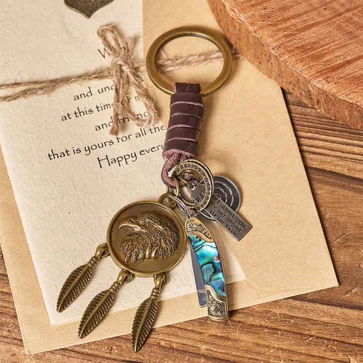 Portachiavi con coltello pieghevole a forma di testa d'aquila retrò, con ciondolo rotondo e texture a conchiglia - image 1