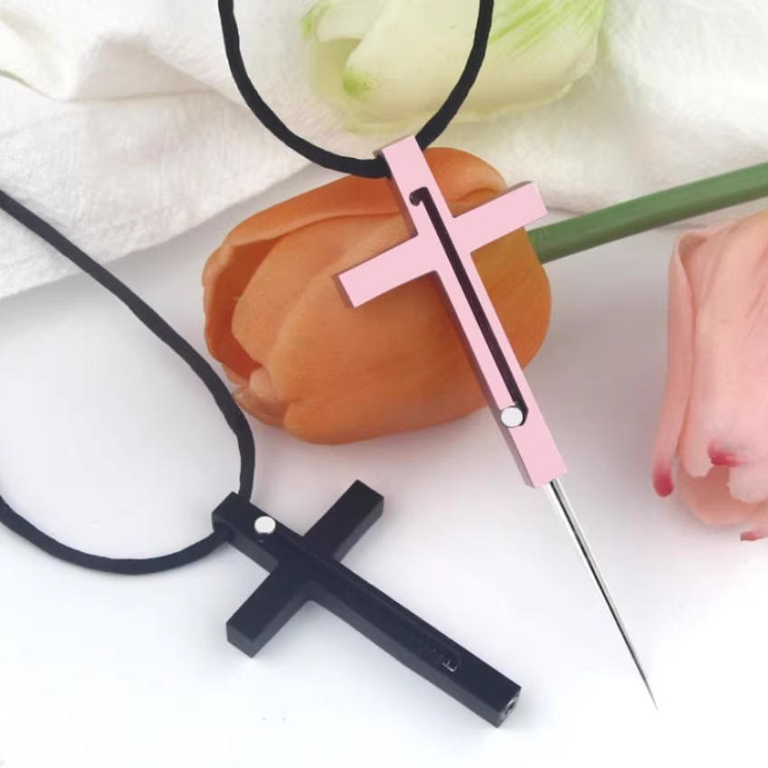 Collana con ciondolo a forma di croce con ago portatile - image 3