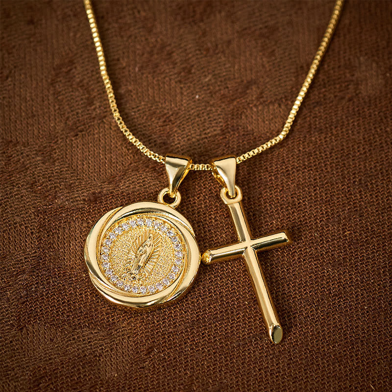 Collana con doppio ciondolo a forma di sigillo e croce in metallo color oro lucido - image 2