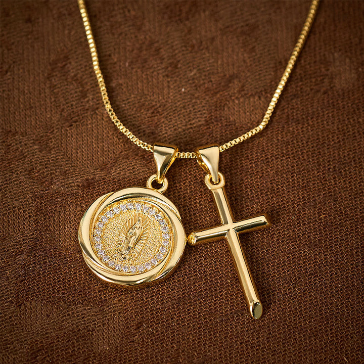 Collana con doppio ciondolo a forma di sigillo e croce in metallo color oro lucido - image 2