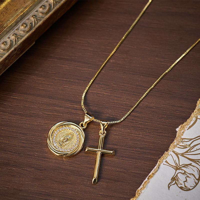 Collana con doppio ciondolo a forma di sigillo e croce in metallo color oro lucido - image 3