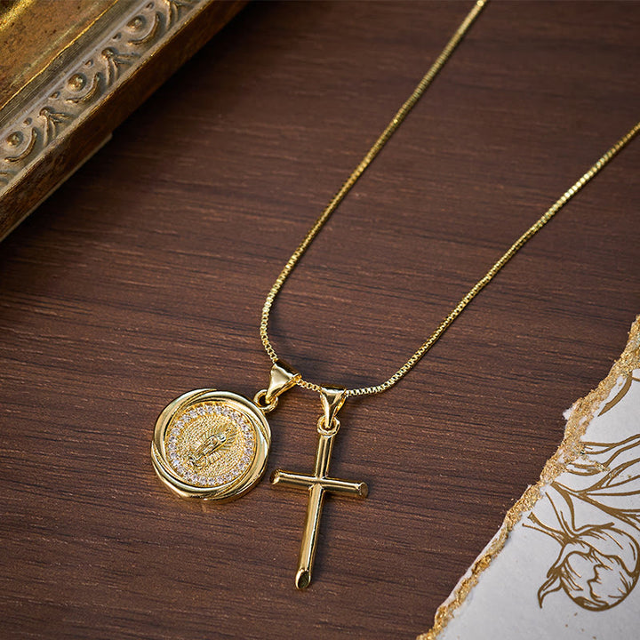 Collana con doppio ciondolo a forma di sigillo e croce in metallo color oro lucido - image 3