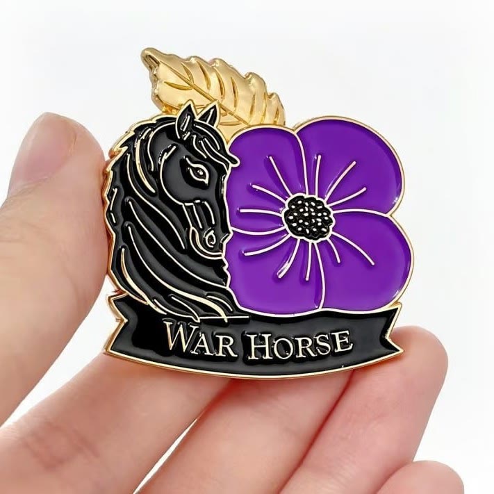 Spilla smaltata a forma di papavero viola "Honor War Horse" - Viola - image 0