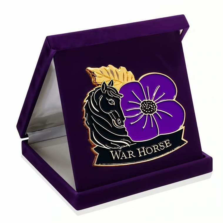 Spilla smaltata a forma di papavero viola "Honor War Horse" - image 1