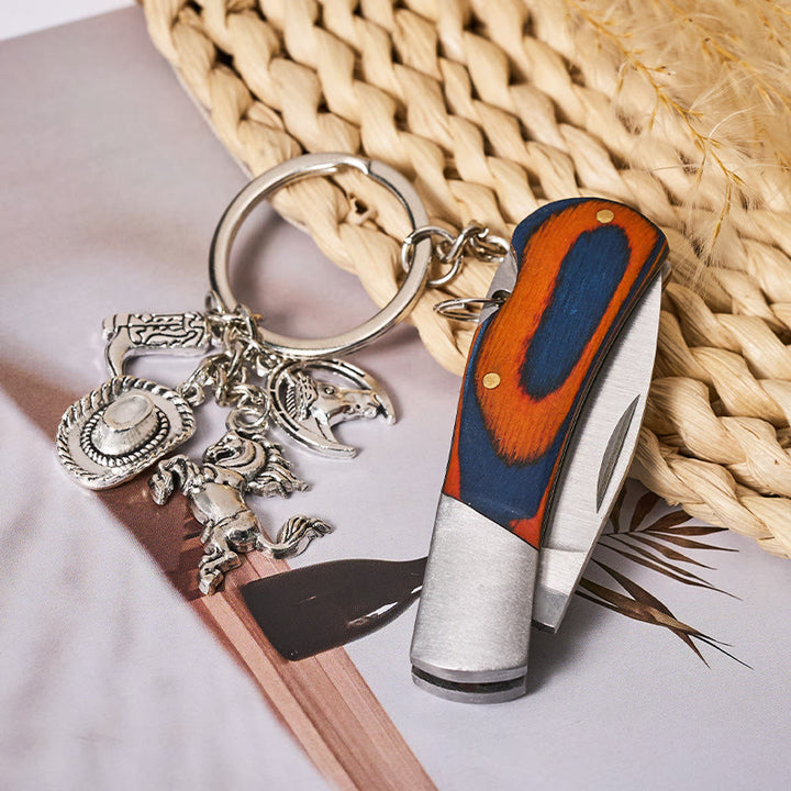 Portachiavi con coltello pieghevole effetto legno, cavallo argentato e cappello da cowboy - image 1