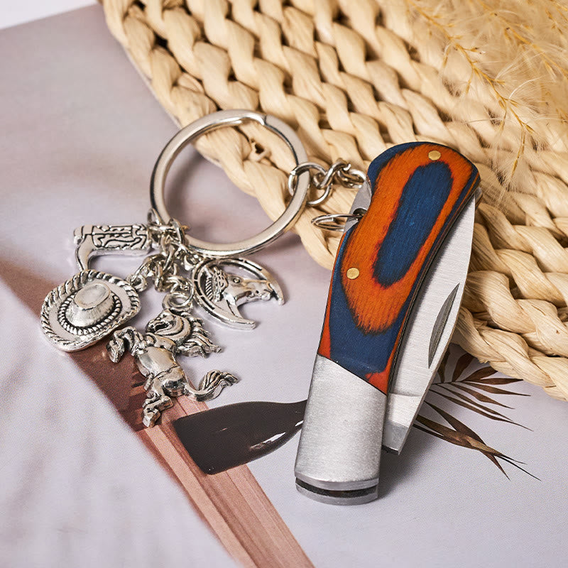 Portachiavi con coltello pieghevole effetto legno, cavallo argentato e cappello da cowboy - image 1