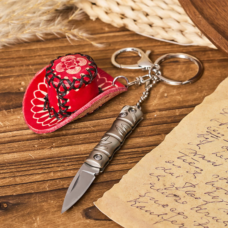 Portachiavi con ciondolo a forma di cappello da cowboy con coltello pieghevole in argento occidentale - Cappello da cowboy rosso - image 1