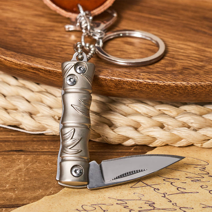 Portachiavi con ciondolo a forma di cappello da cowboy con coltello pieghevole in argento occidentale - image 3
