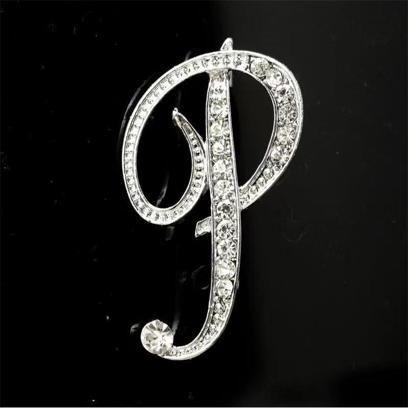 Spilla con iniziale in oro e argento e diamanti intarsiati - Argento - P - image 38