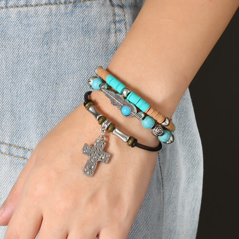 Bracciale in pelle a strati con piume turchesi e croce - image 1