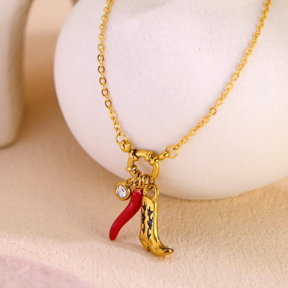Collana con ciondolo a forma di chili con stivale western e catena in oro - image 1
