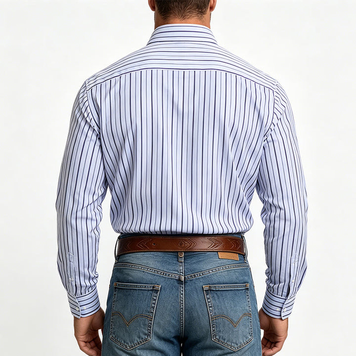 Camicia elegante da uomo a righe verticali con colletto classico e bottoni. - image 2
