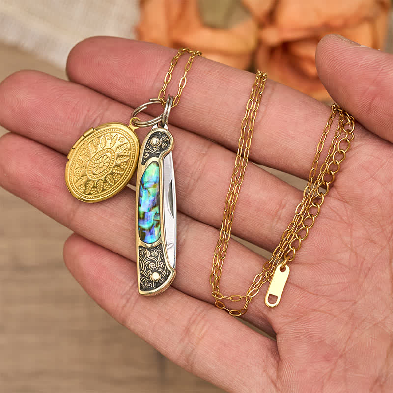 Collana con doppio ciondolo audace in abalone, composto da coltello e medaglione portafoto. - image 1
