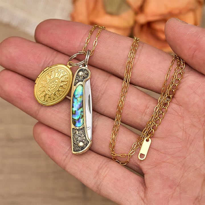 Collana con doppio ciondolo audace in abalone, composto da coltello e medaglione portafoto. - image 1